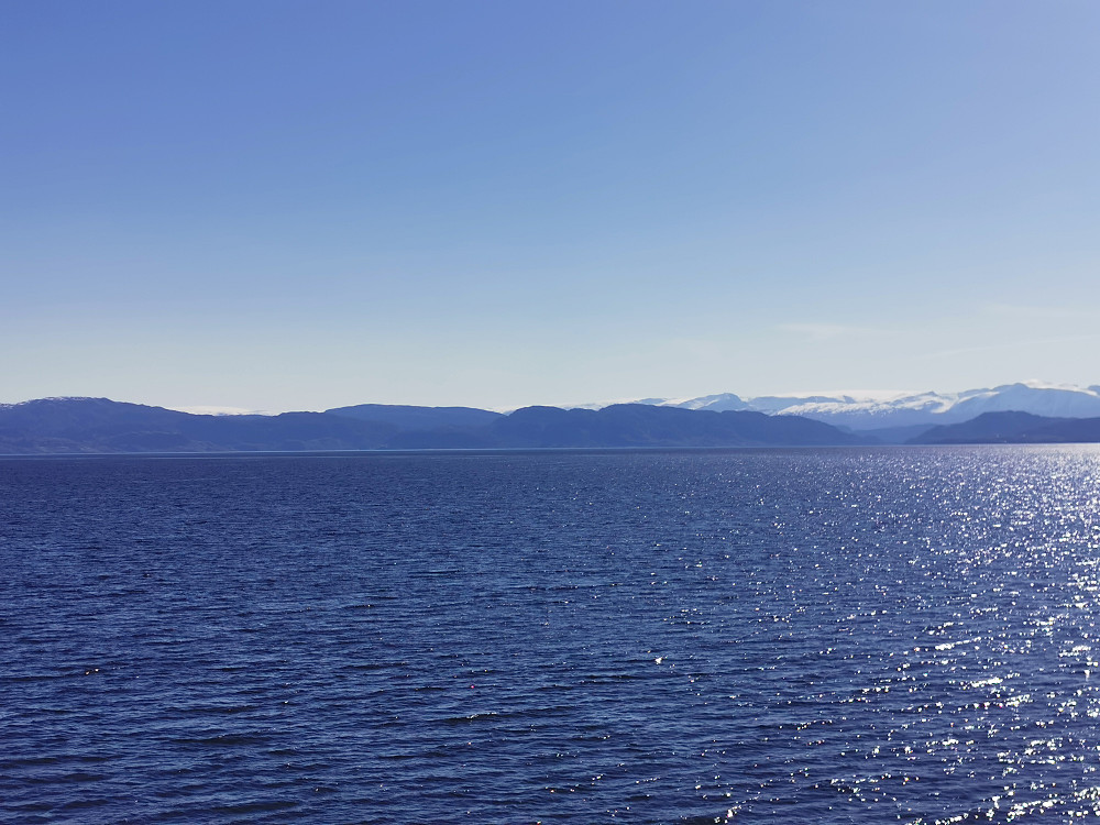 Fra fergen Halhjem-Sandvikvåg. Både Folgefonna(høyre) OG Hardangerjøkulen(venstre) kan ses! 