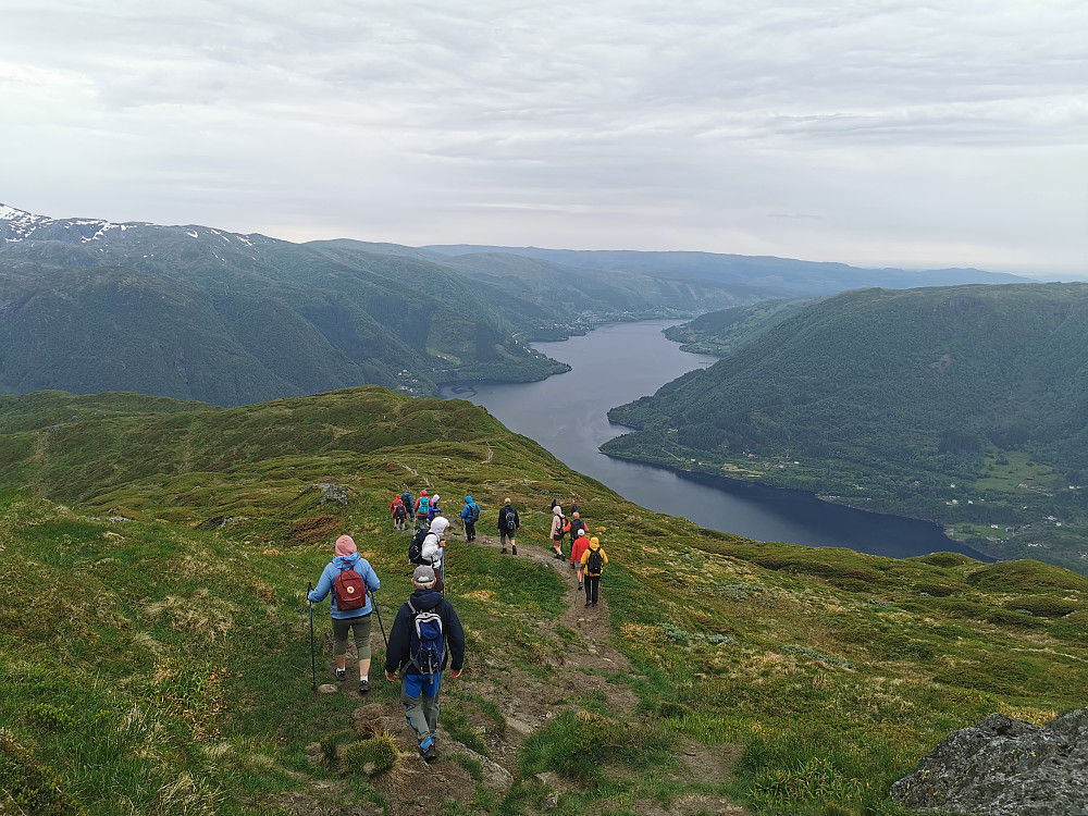 Ned igjen. Osterfjorden med Osterøy brua kan ses. 