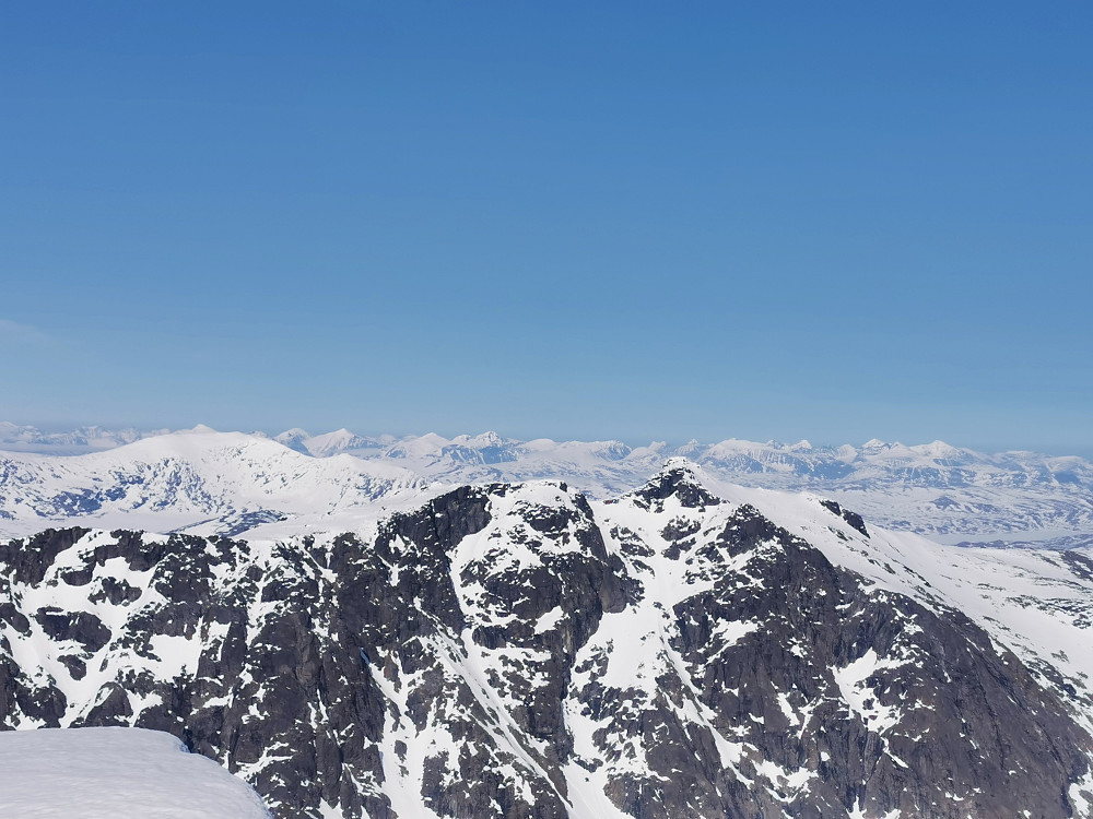 Utsikt NØ(Halvzoom), Sareks alpine fjellverden i det fjerne