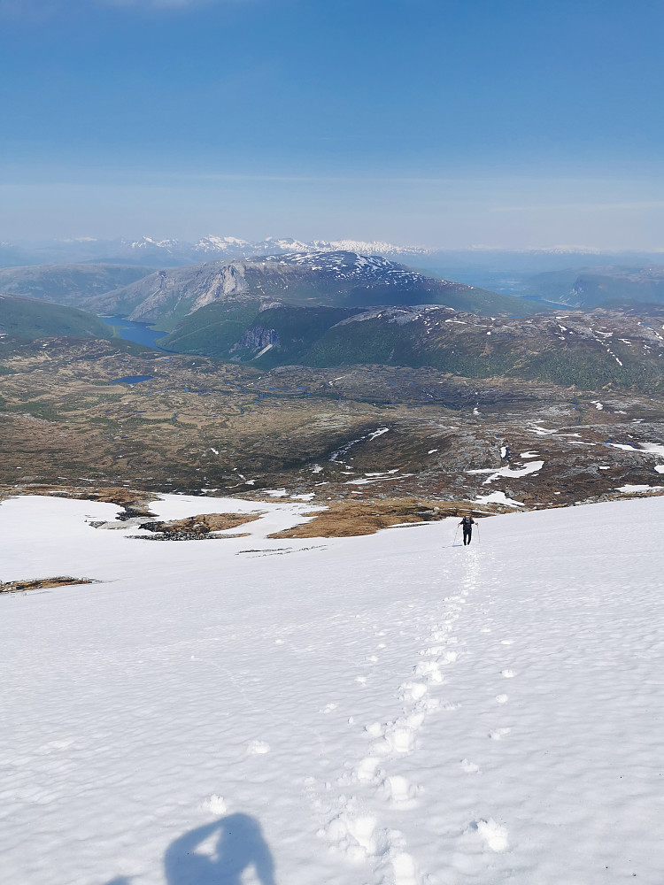 Bratt snøbakke som må forseres før vi er oppe på ryggen. De snødekte tidene i bakgrunnen er trolig i Sjunkhatten nasjonalpark