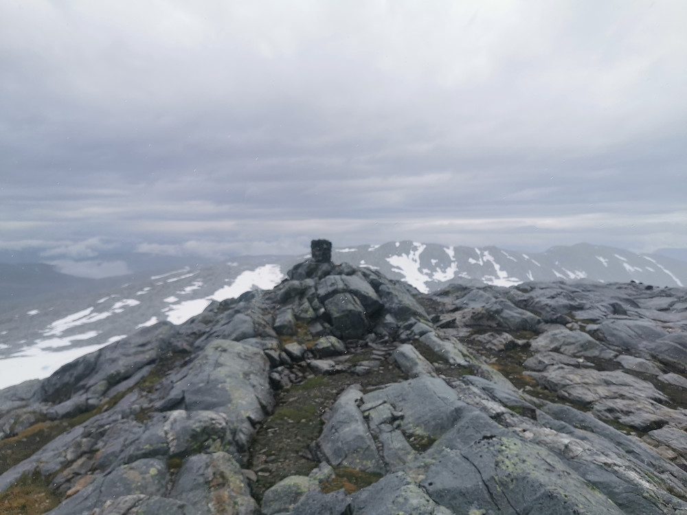 Toppvarde sett fra et omtrent like høyt punkt sør for varden, høyest i Leirfjord! 