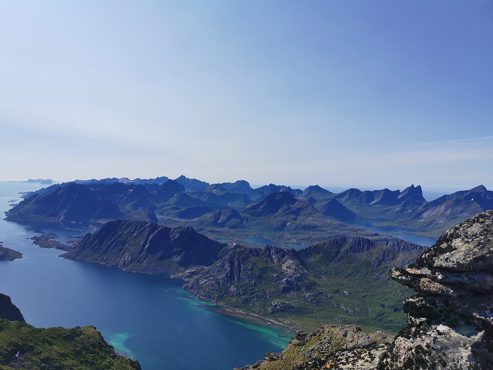 Utsikt utover Lofoten. Hermannsdalstinden litt til venstre for midten. 