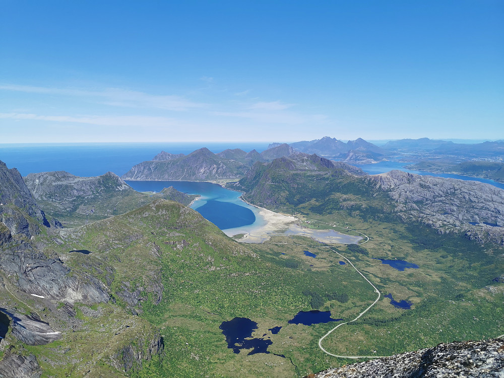 Utsikt nordøst. Flakstadpollen nærmest. Himmeltindan litt til høyre for midten fjern horisont