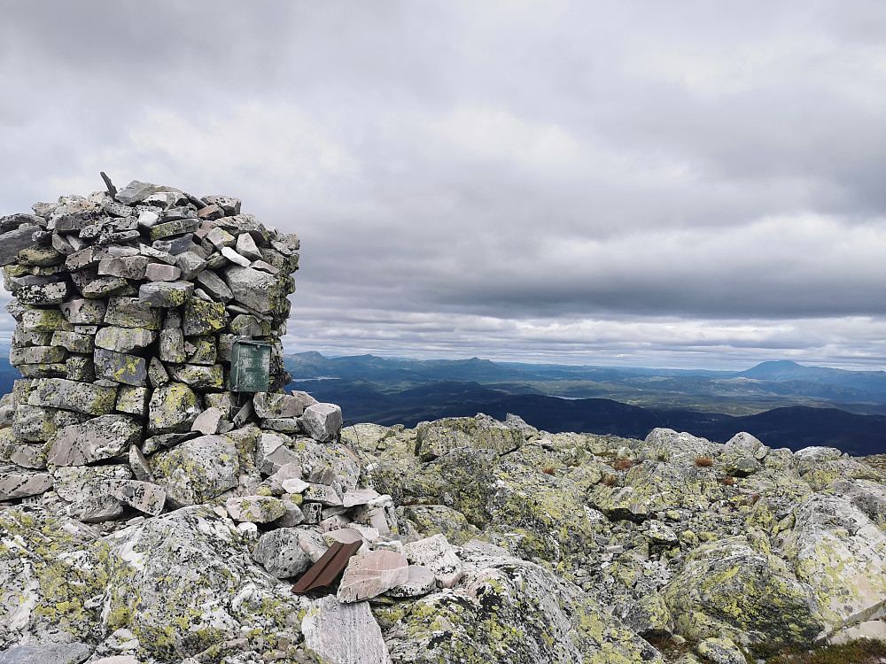 To andre giganter i Telemark, Brattefjell(like til høyre for varden), og Gaustatoppen