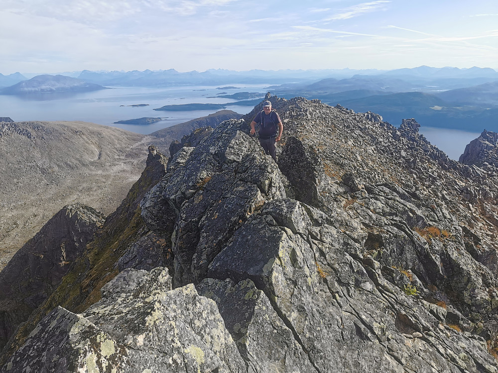 Knut Sverre inspiserer klyveparti mot toppen. Fortoppen ligger 70-80 m rett bak