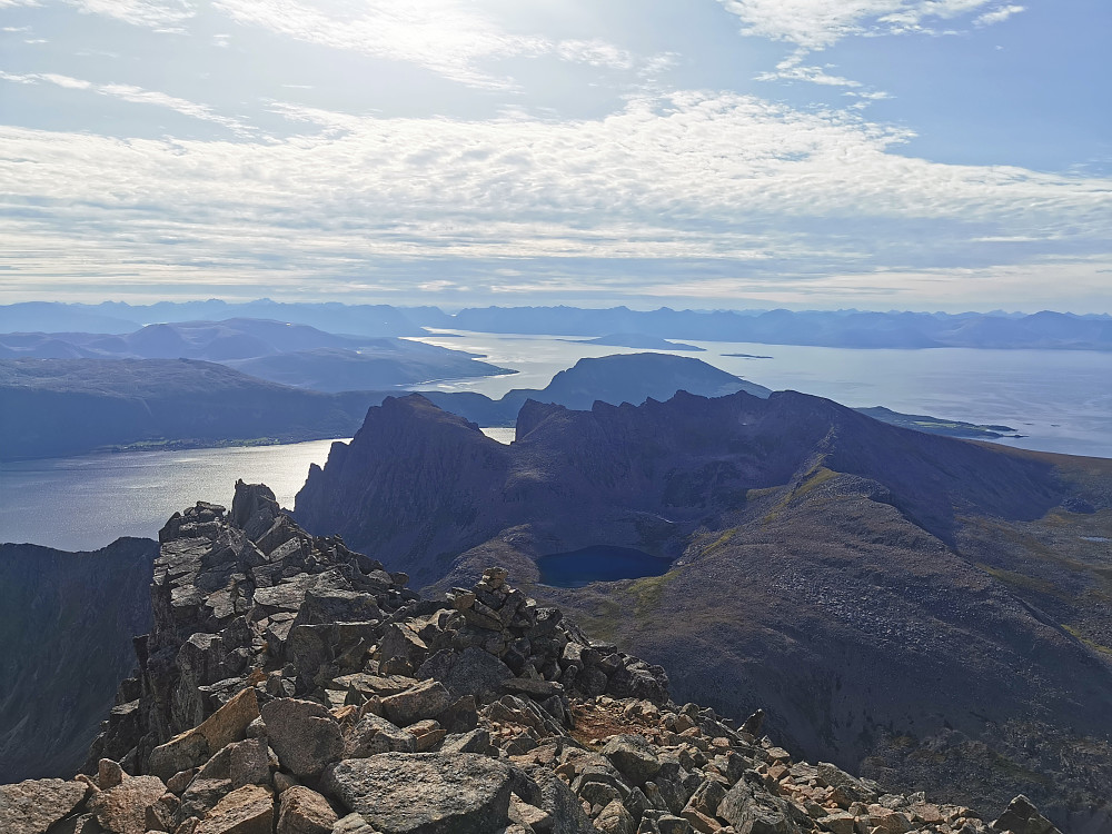 Utsikt sørvest/vestlig retning, bl.a. med Vesterålen i det fjerne 