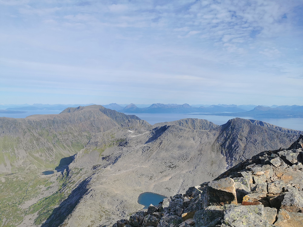 Utsikt nordlig retning, sørlige Senja bak