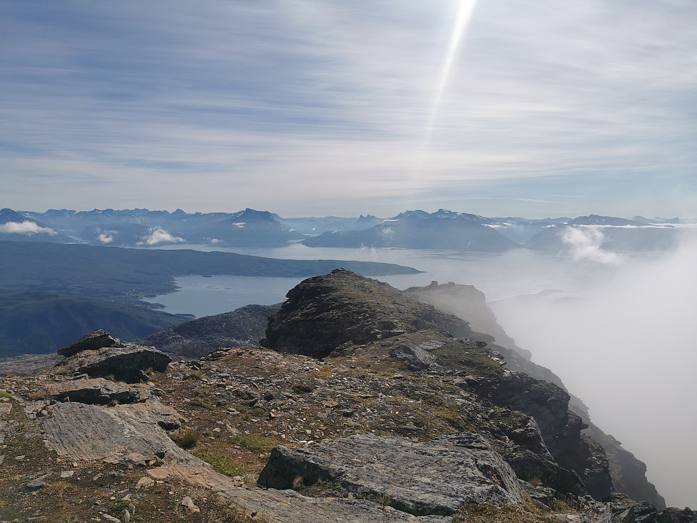 Tåken henger fortsatt igjen på vestsiden av Litletindryggen. Narvik/Skjomen i bakgrunnen