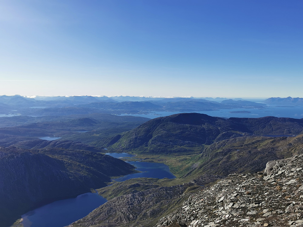 Utsikt vestlig retning, med Vesterålen i det fjerne. Harstad senter/høyre og Grytøya med Nona høyre