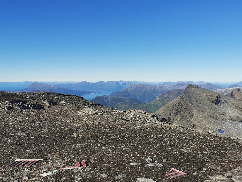 Utsikt mer nordlig. Andørja, og lenger nord/høyre fjell i Lavangen(?)
