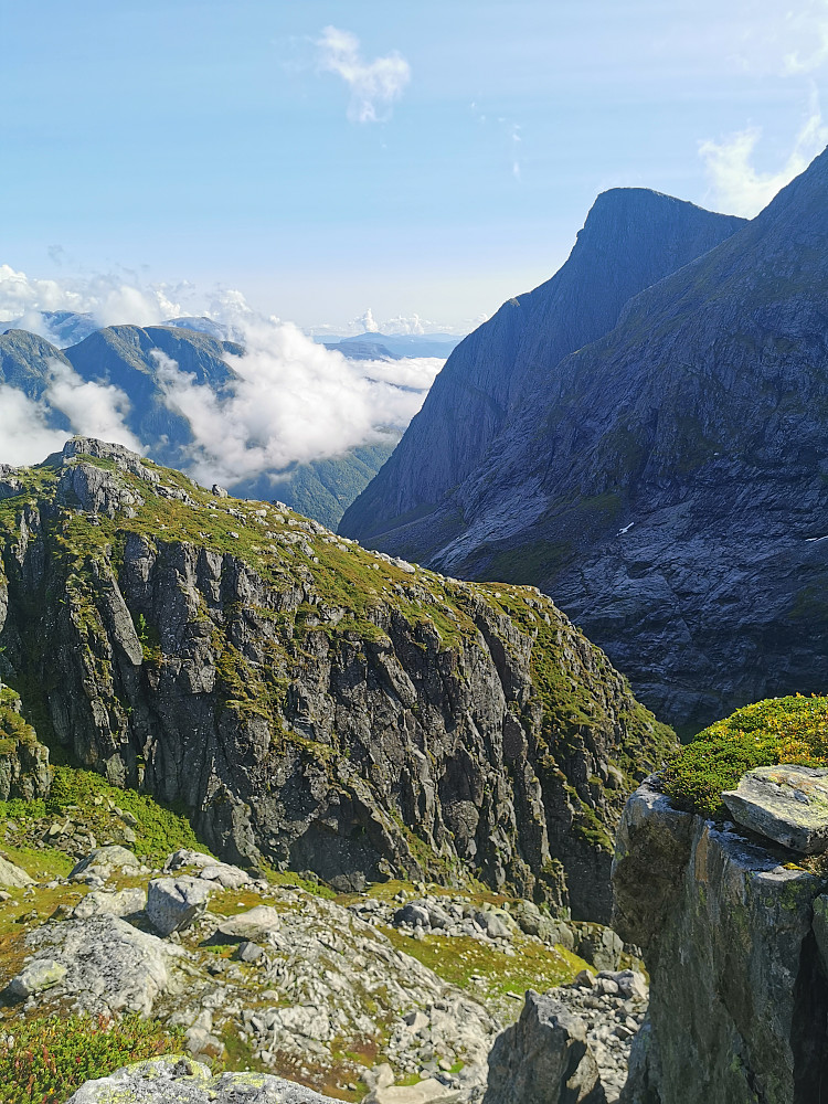 Drøy stigning unnagjort, ca 1080 moh. Toppen av renne som jeg fulgte opp fra botn