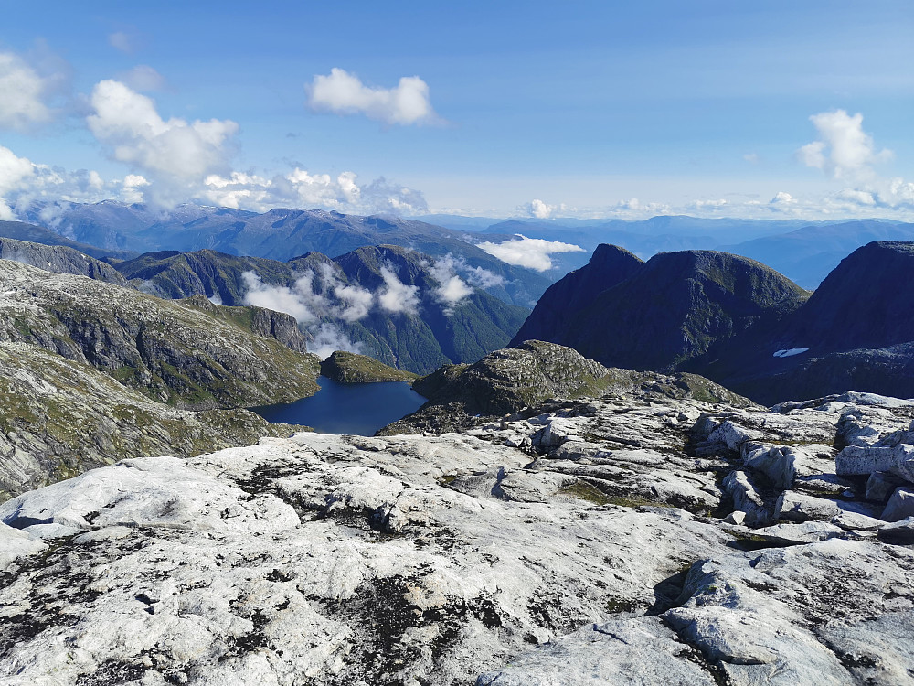 På ryggen nær 1372-toppen. Litt av Sognefjorden synlig. 