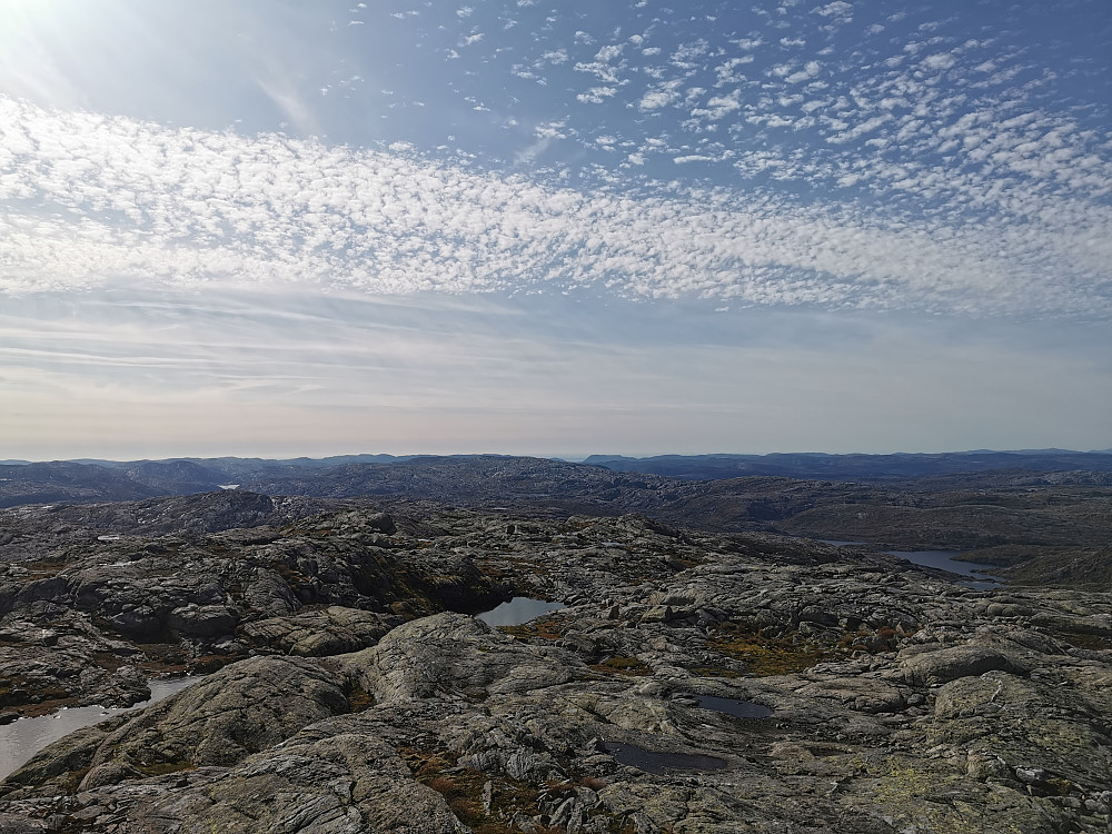 Utsikt sørvestlig retning. Austlendingen(flat topp) og Husdalsfjellet ses sentralt