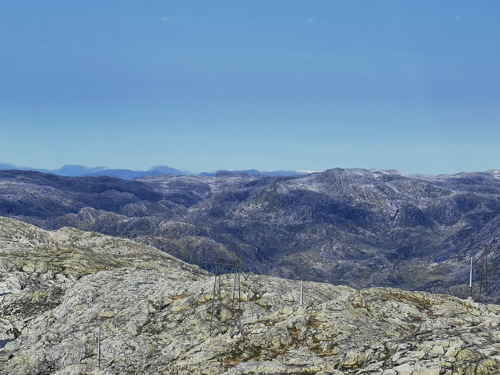 Nordøstlig retning. Fresvikbreen kan ses