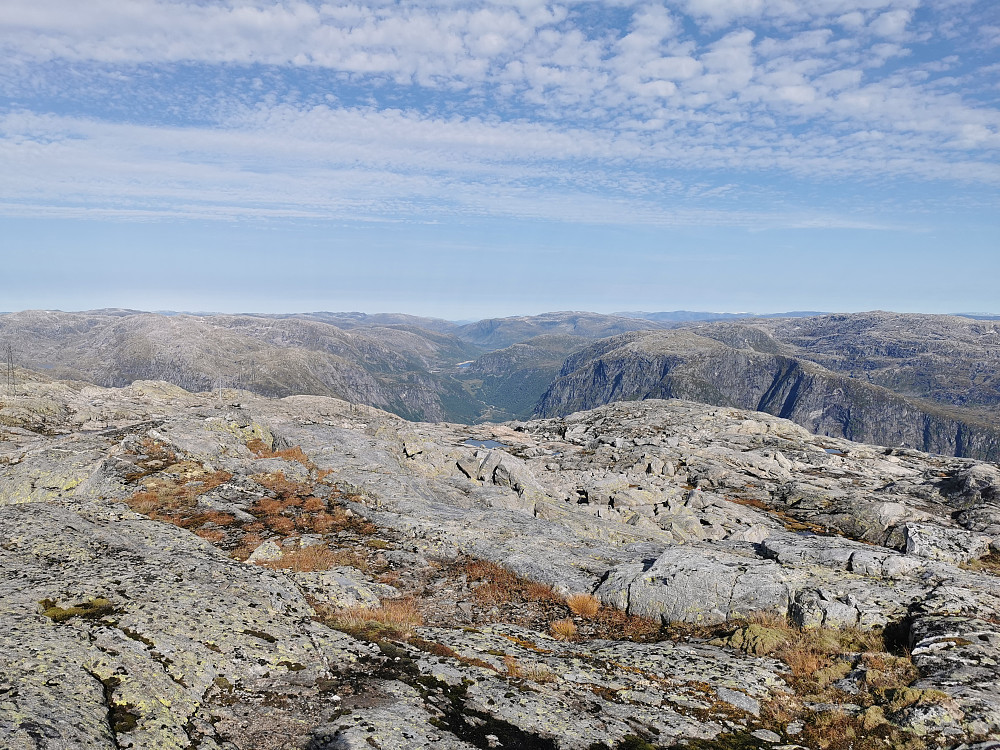 Litt nordøst for toppen, mot øvre del av Modalen