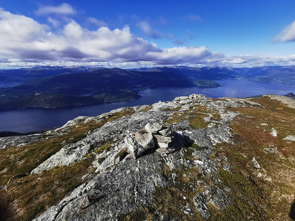 Vikanuten trig-punkt. Kvamskogen sørvest med Tveitakvitingen 1299m til venstre, Vesoldo litt til høyre herfor. Til høyre fjell Kvamskogen NØ og Øystese(i sol) og Norheimsund