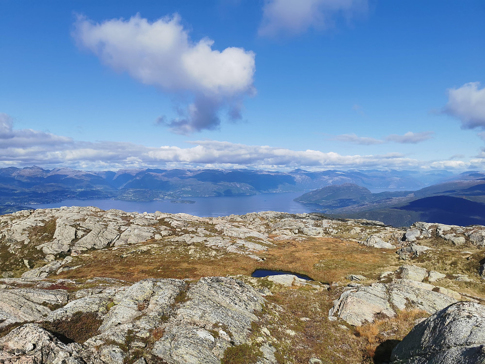 Utsikt innover fjorden. Samlen 686m litt til høyre for midten. 