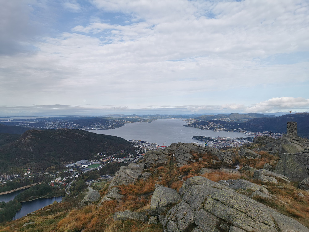 God sikt fra Løvstakken. Ved god zoom kan Alden ses midt i bilder fjern nord-horisont