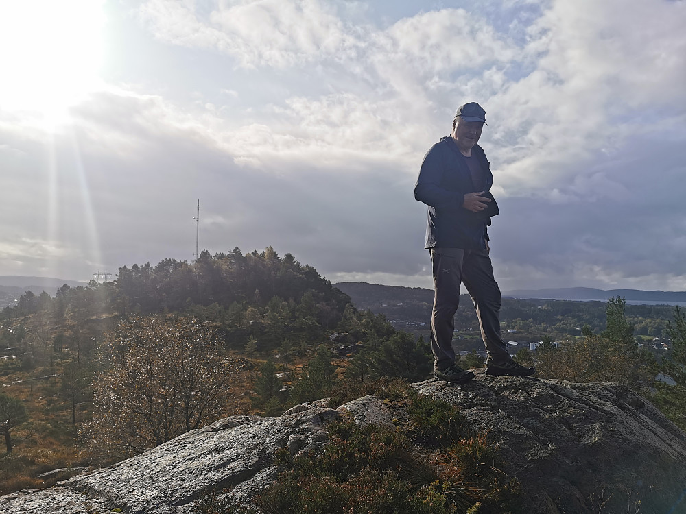 Knappen i bakgrunnen med Kongen av Knappen på Eldtona