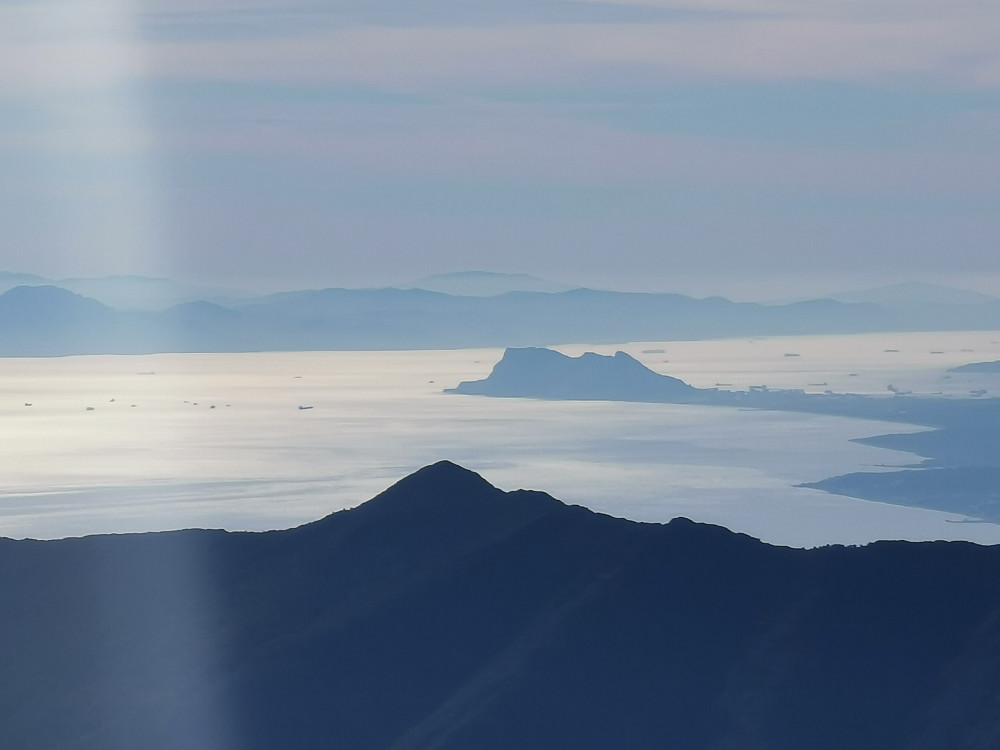 Gibraltarklippen omkranset av "gull", og som vanlig en mengde skip