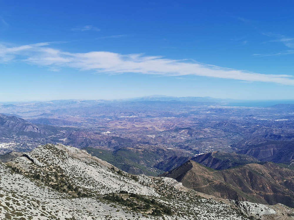 Øst-utsikt. Helt i det fjerne i bildesentrum Sierra Nevada med Mulhacen 3478m som høyeste punkt på Iberiske halvøy. Malaga til høyre