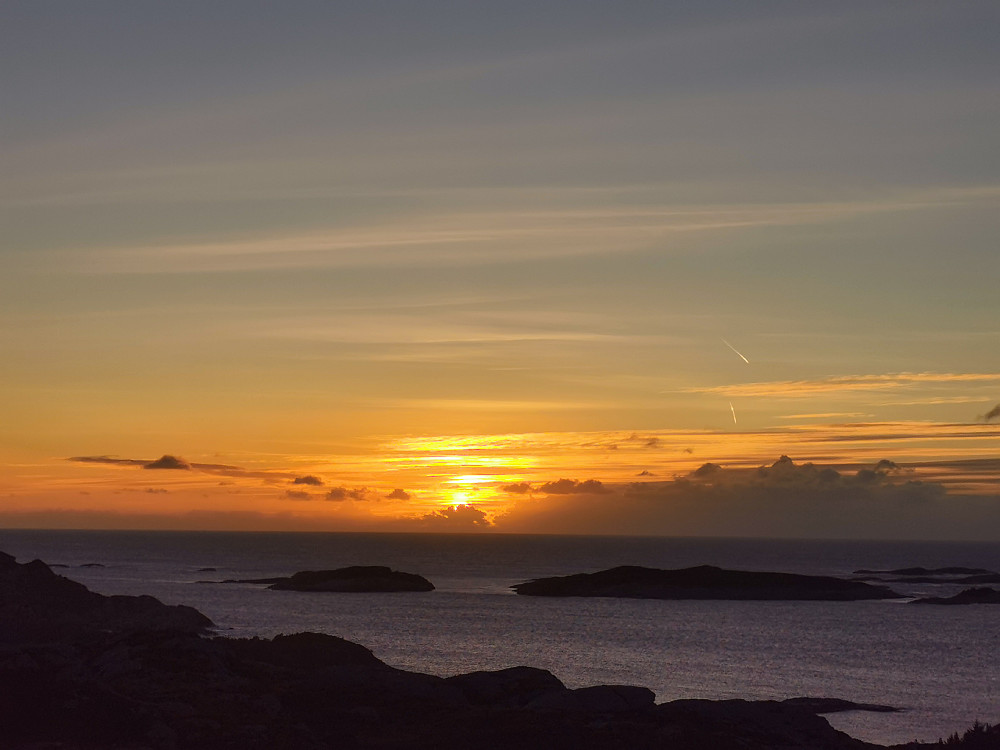 Sol på vei ned "bak" Nordsjøen. To kondensstriper, kanskje tante Line "heading for Spain"? 