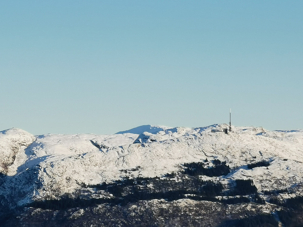 Mot Ulriken/Byfjellenes høyeste punkt. Sjefen sjøl Gullfjellet bak til venstre