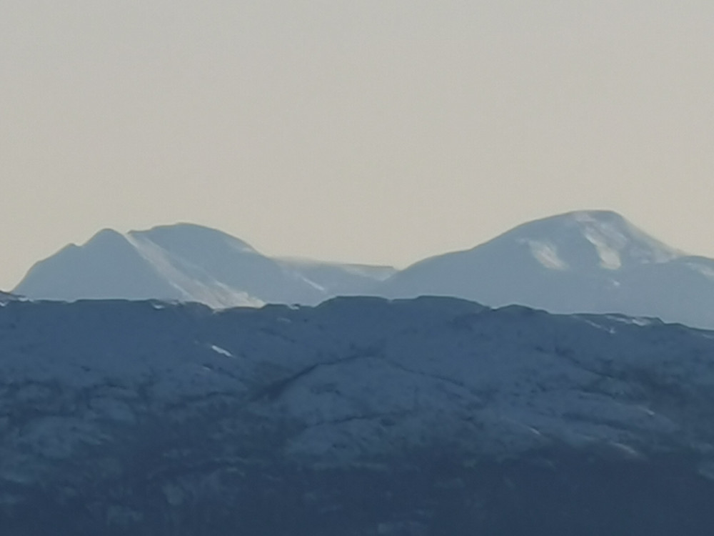 Zoom mot Ulvanosi og Englafjell