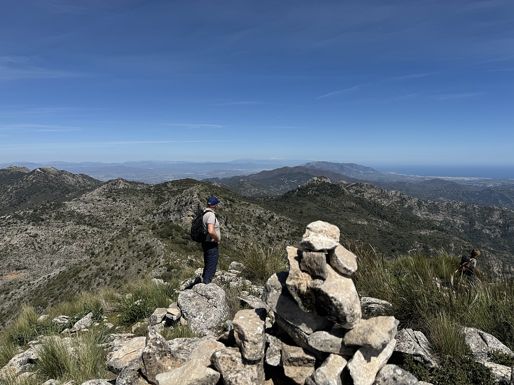 Utsikt nordøstover langs ryggen fra Cerro de Lastonar. Snødekte Sierra Nevada kan anes i det fjerne