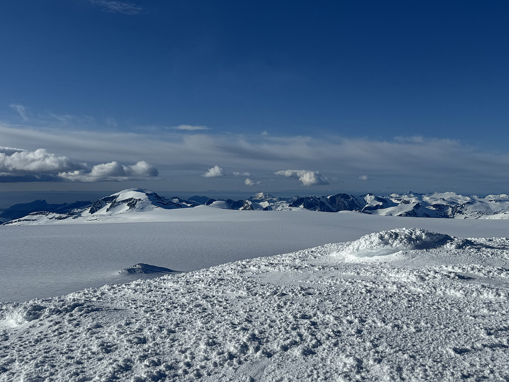 Utsikt nord/nordvest. Værøy (og ytre Lofoten) kan så vidt skimtes, og helt til venstre i fjern horisont også Røst!