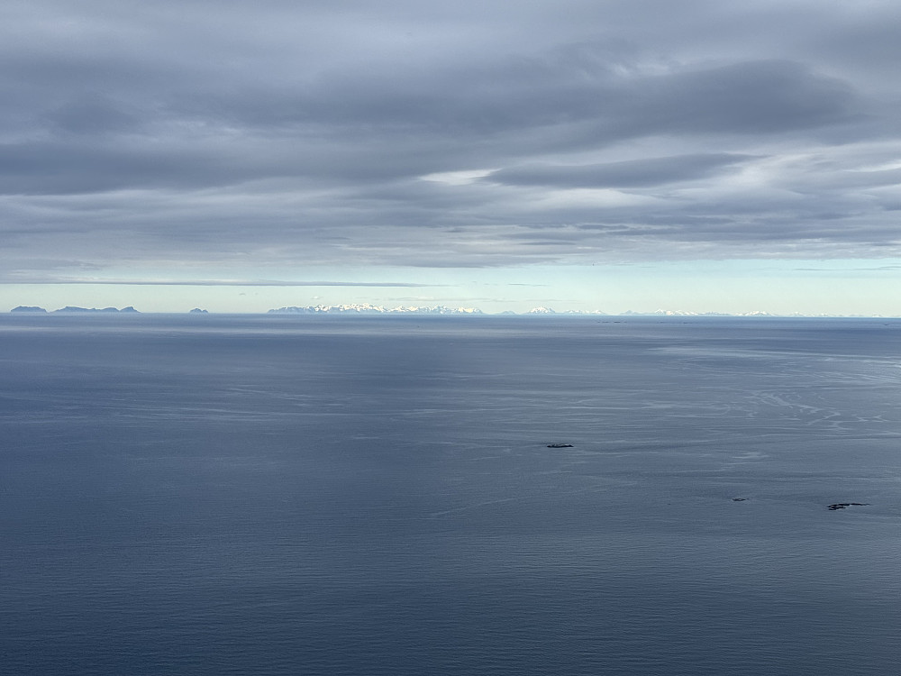 Nordvestutsikt. Værøy og Ytre Lofoten kan skimtes i det fjerne.