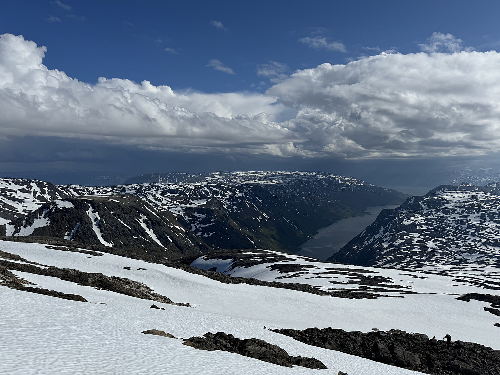 Ca 800 moh. Truende skyer i sør og øst...