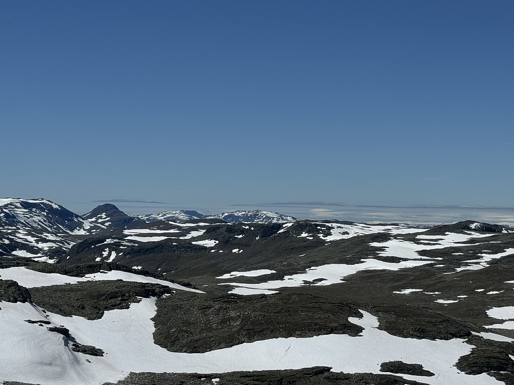 Vest-nordvestutsikt. Fra venstre Sulefjellet, Suletinden, Berdalseken. Helt bak til høyre kan Jostedalsbreen skimtes