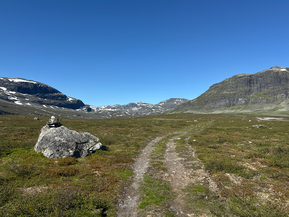 Like etter start. Dagens turmål et stykke der fremme; Ørnenøse til venstre og Øyre til høyre