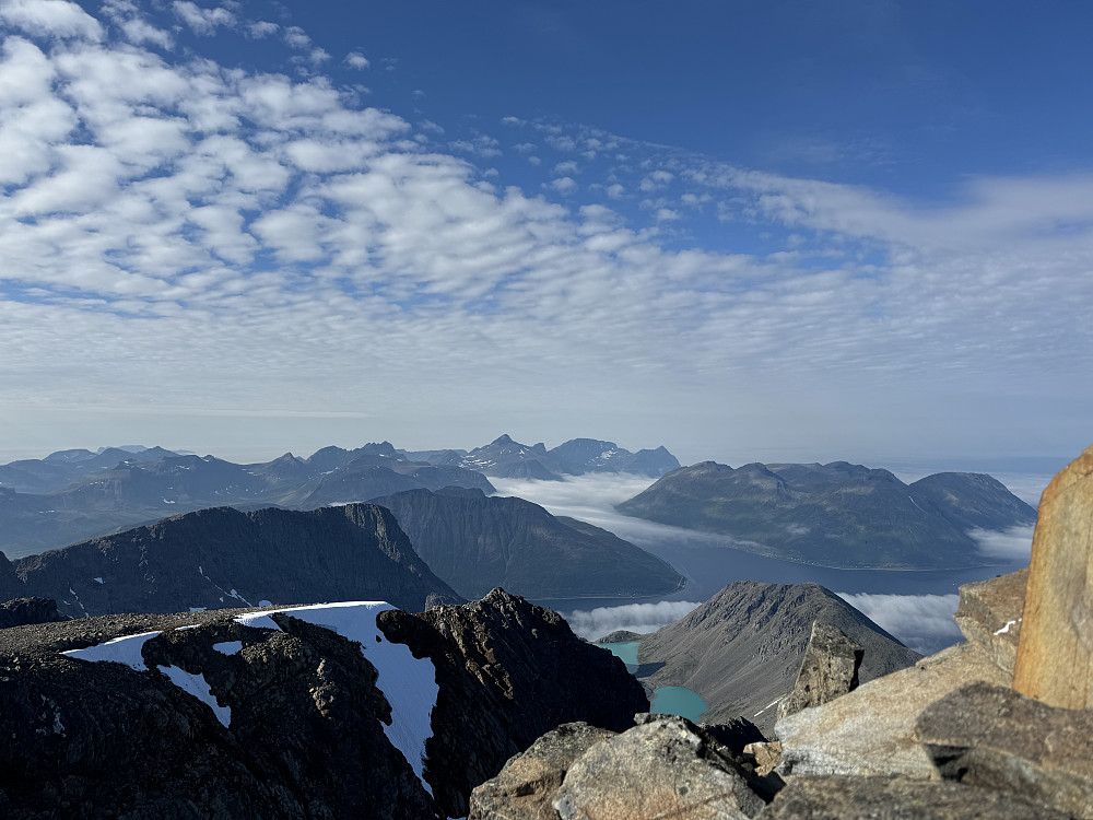 Nord/nordvestutsikt dominert av Arnøya