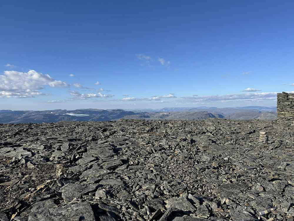 Utsikt nordøstlig retning; mon tro om det er selveste Øksfjordjøkelen i der fjerne?!