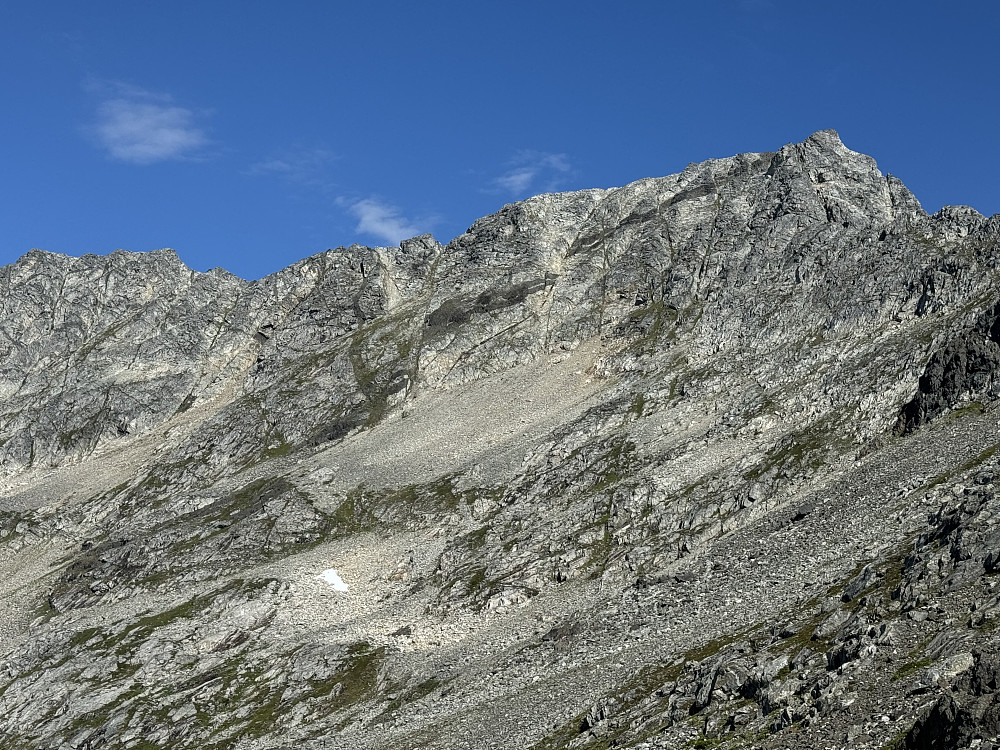 Solltinden kommer til syne, bestigning ser rimelig umulig ut herfra...Forkastningsrenna går opp der de 2 mørke båndene i fjellet er forskjøvet i forhold til hverandre