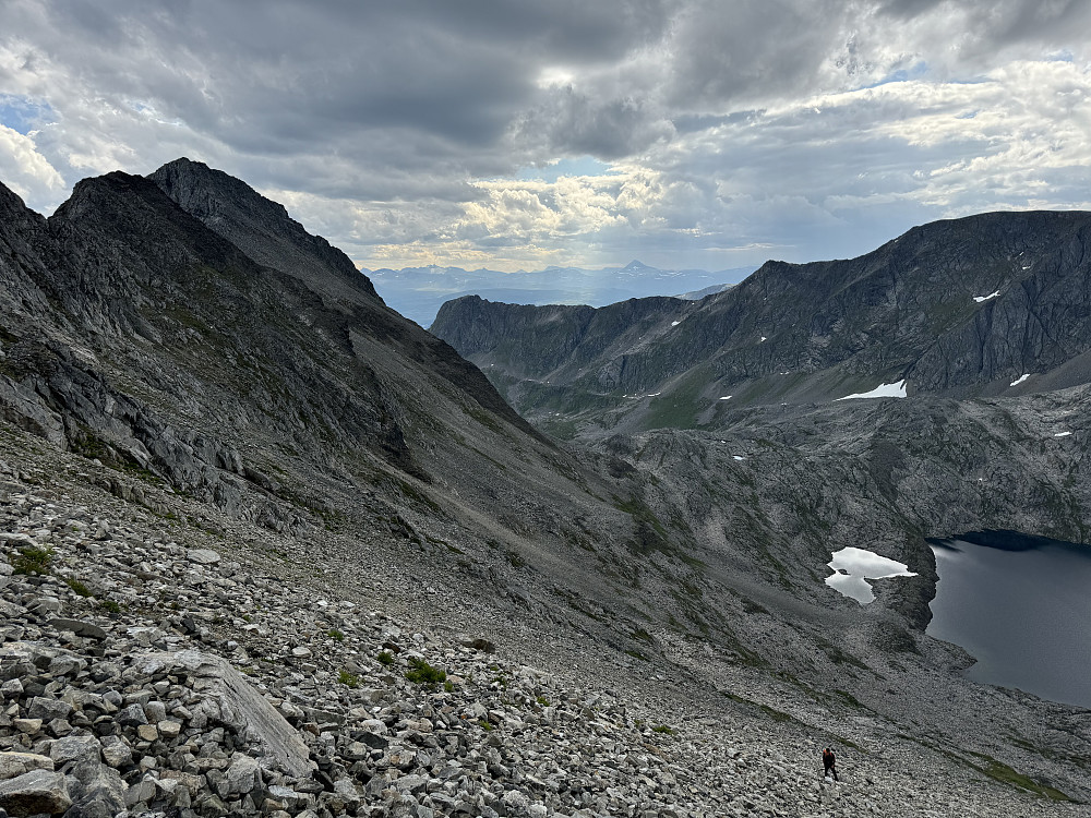 Øverst i den løse uren under forkastningsrennen. Litt av Tredjevatnet kan ses
