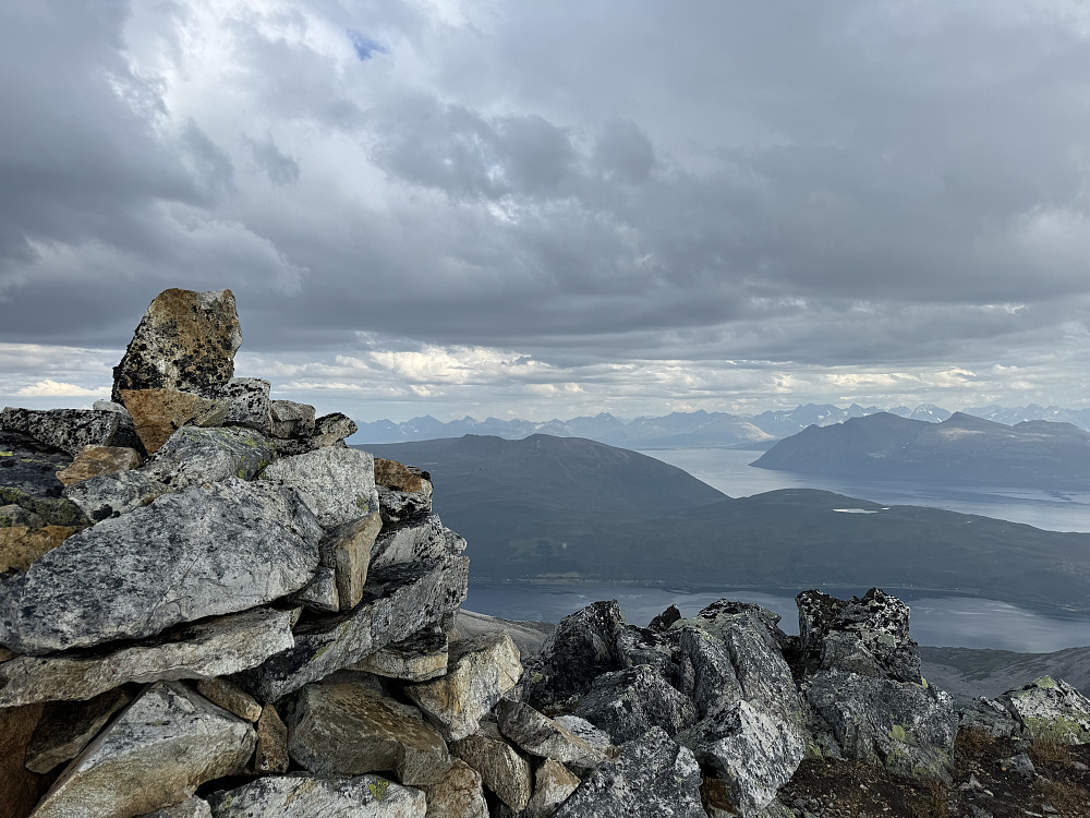 Nordøst-utsikten var «minst grå». Deler av Lyngsalpene i det fjerne(?)