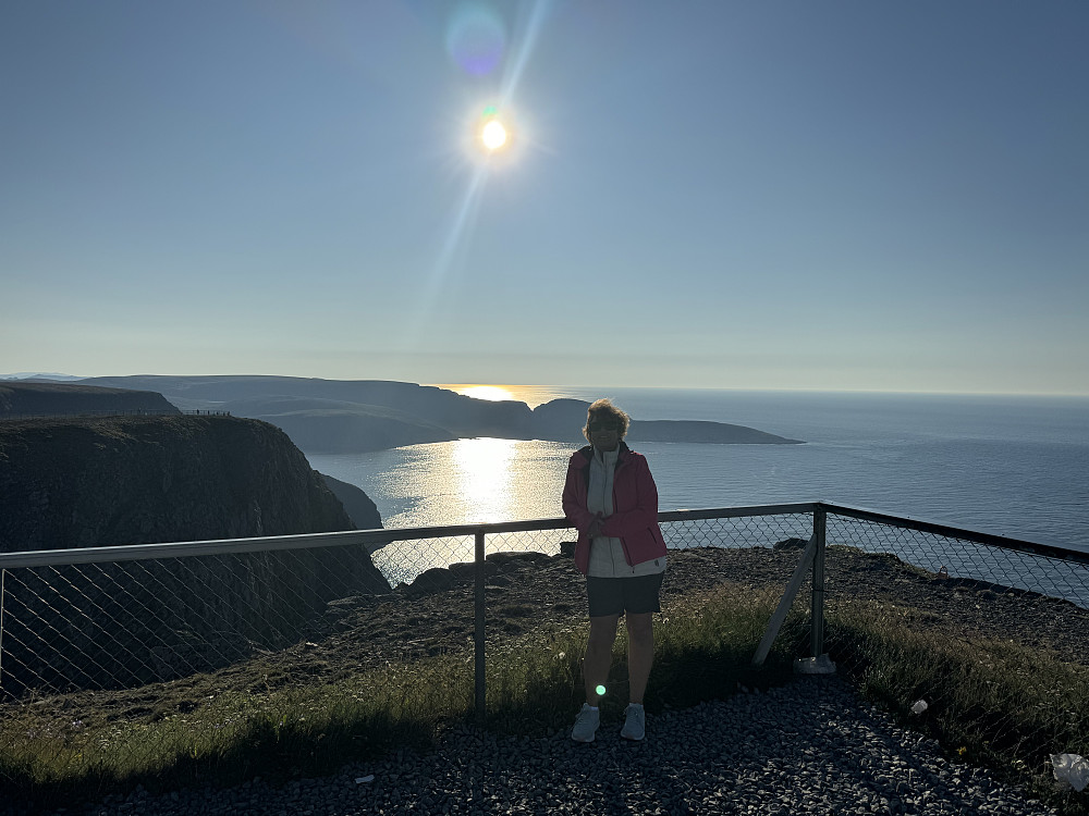Bente med Knivskjellodden i bakgrunnen, Fastlands-Norges egentlig nordligste punkt