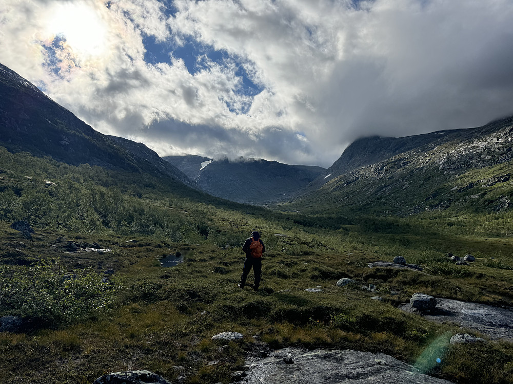 Bisseggskaret/dalen. Raskt drivende skyer mot (sørlige)Måsskardfjellet og bakenforliggende Kvigtinden