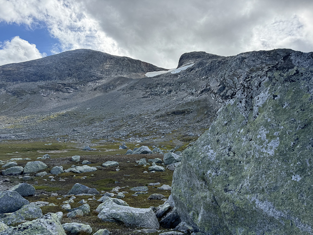 (sørlige) Måsskardfjellet; rast i ly av kampestein