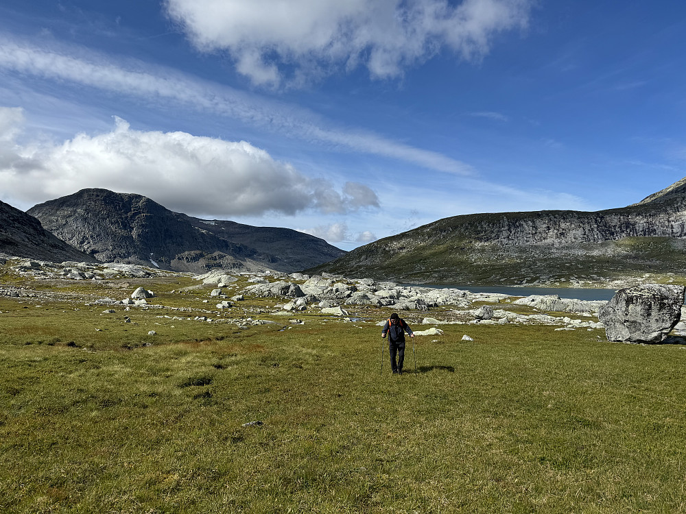 Lettgått langs sørbredden av  Måsskardvatnet(bilde fra returen)