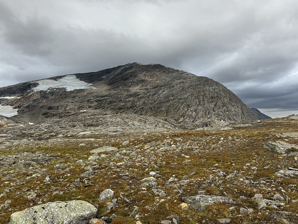 Geittinden med nordøstryggen til høyre kommer til syne. Truende skyer..