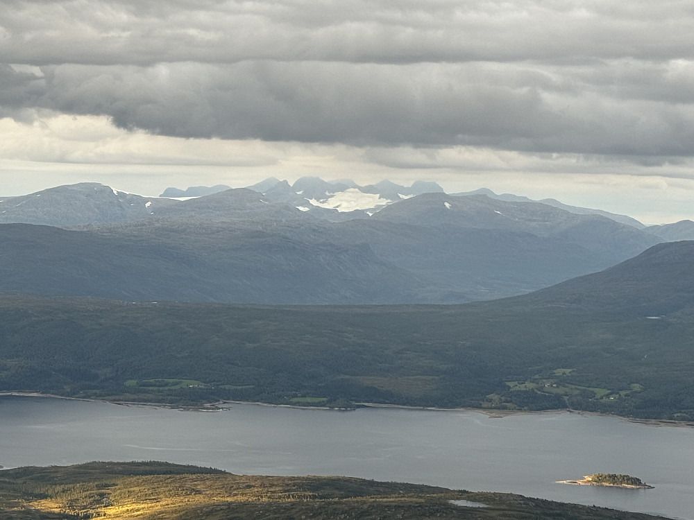 Gråsløret er i ferd med å trekkes ned over Okstindan i østlig retning 