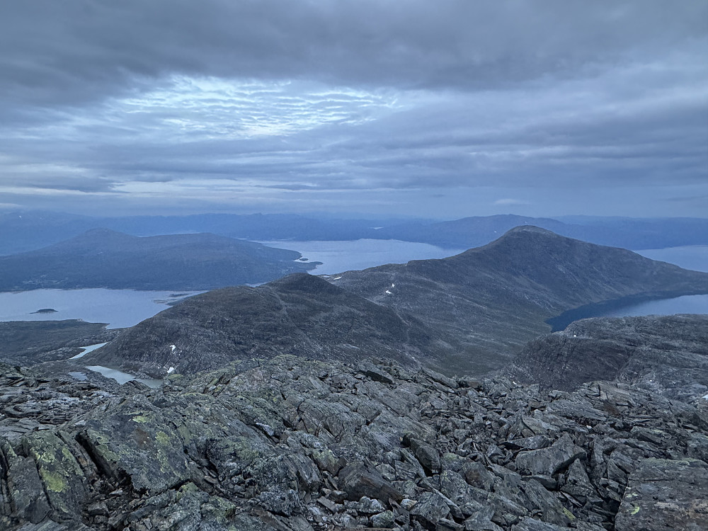 Mot Litletinden(senter venstre) og Kjerringtinden(høyre). Røssvatnet bak.