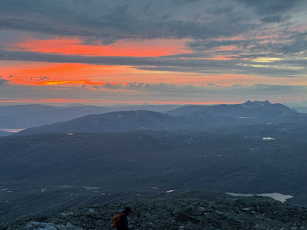 Knut Sverre på vei ned nord/nordøstryggen. Noen som vet hvilke tinder som kneiser i nord til høyre i bildet?