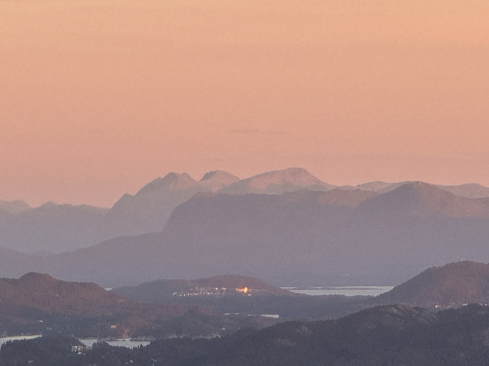 Zoom mot Ulvanosa og Geitadalstinden