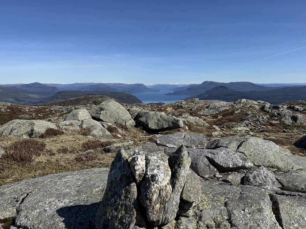 Pinglete toppmarkering på Strandfjellet. Vindafjorden ca midt i bildet og Grytenuten litt til høyre herfor