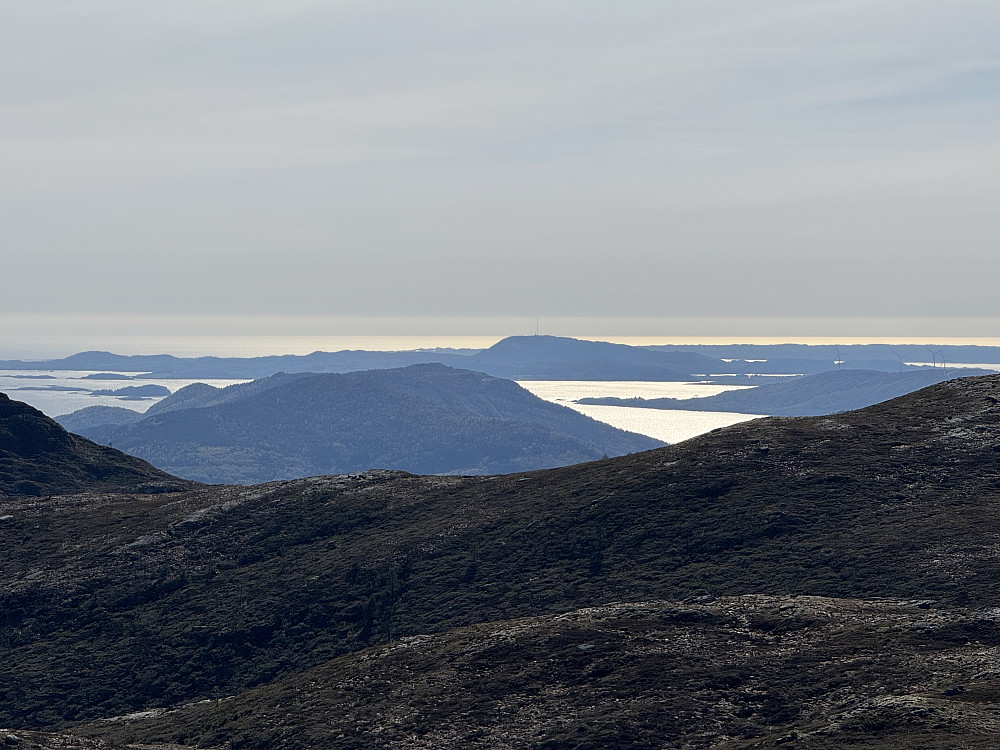 WSW zoom med umiskjennelige Boknafjellet i sentrum